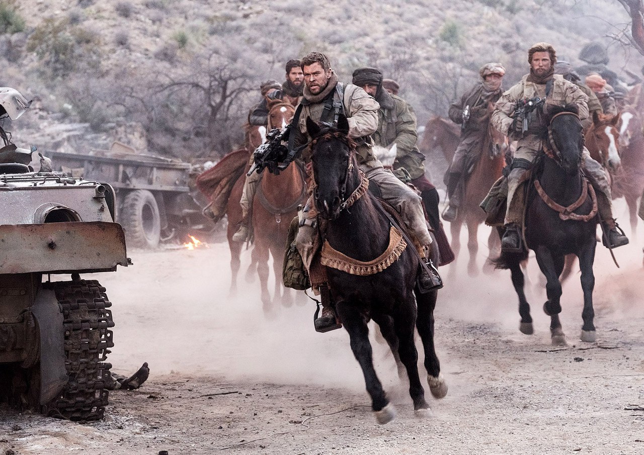 Крис Хемсуърт и Майкъл Шанън на кадри от екшъна „12 Strong“